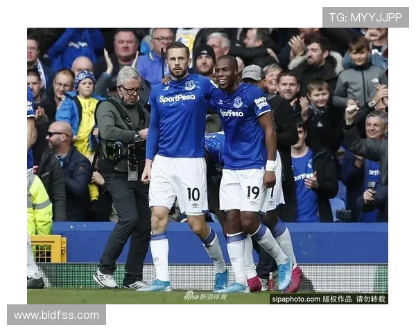 埃弗顿迎战利阿波罗期待精彩对决球迷热情高涨助威球队奋勇争胜